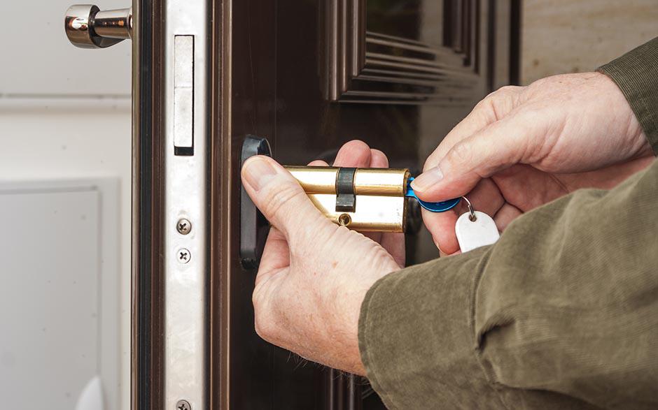 ouvrir une porte sans clef Paris 9